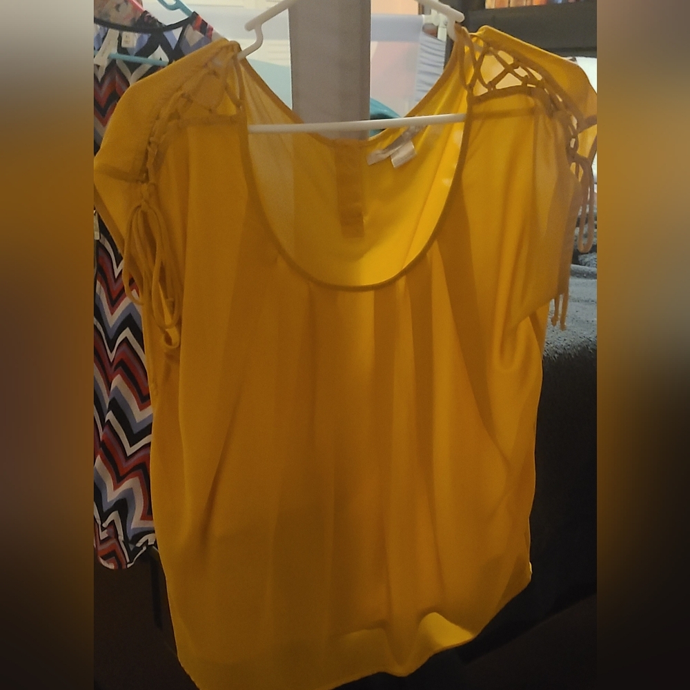 Love 21 ladies blouse medium with corset sleeve detail yellow